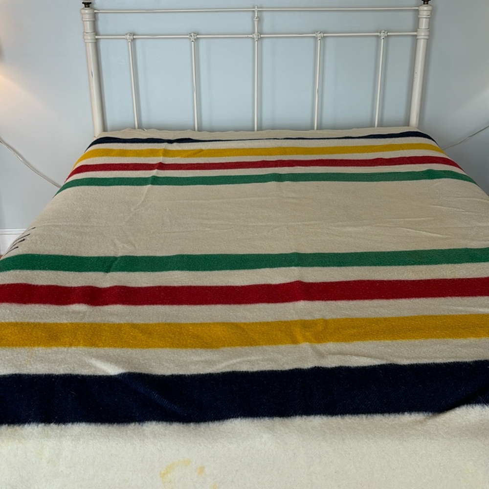 Vintage Hudson 4 point Blanket. Measurements appx. 87x 72.